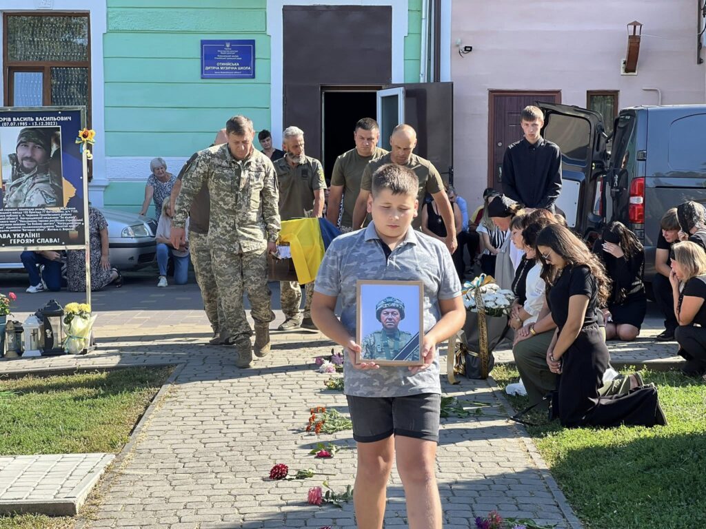 Поминальна церемонія військового в селі Онішківці.