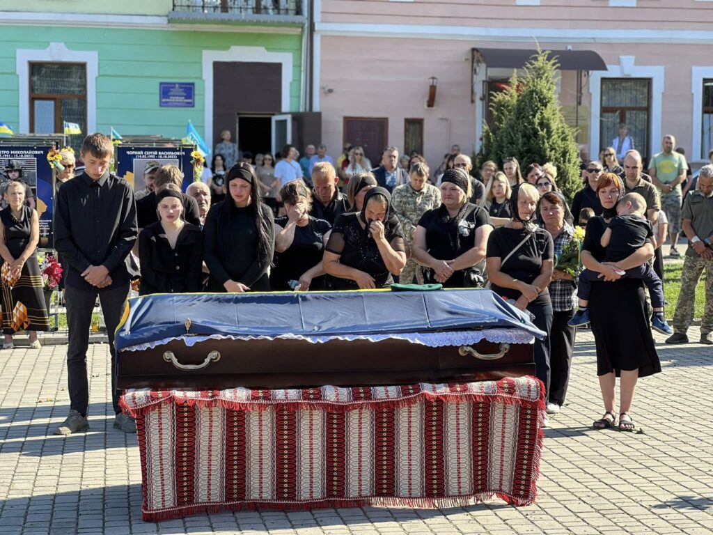 Церемонія прощання з покійним на вулиці
