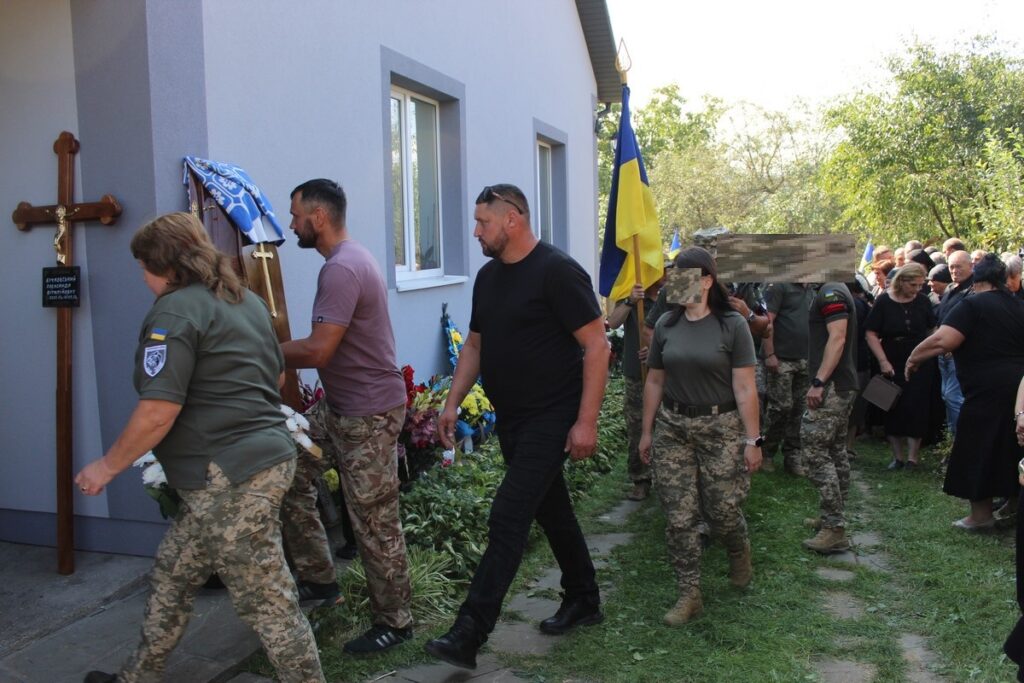 Церемонія поховання з українським прапором