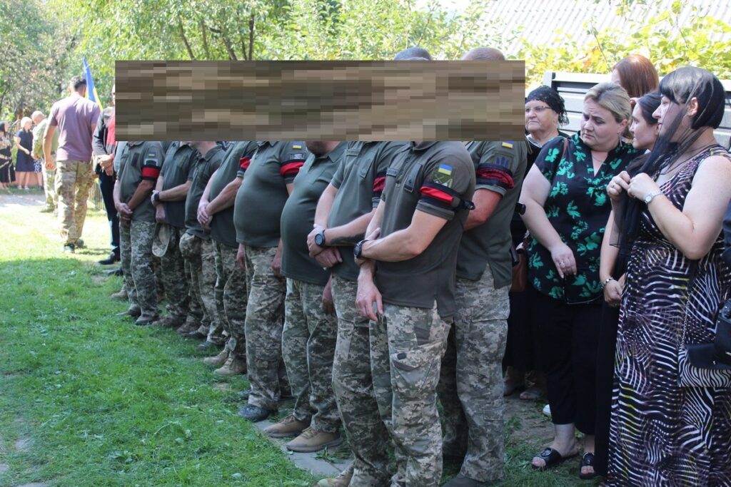 Люди на військовій церемонії в Україні