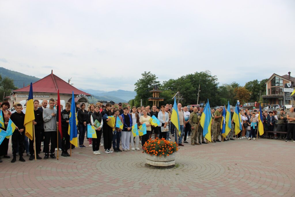 Люди з українськими прапорами на вулиці