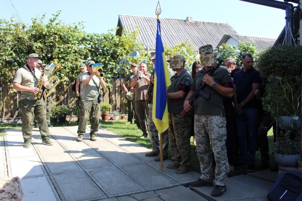 Військовий оркестр виступає на офіційній церемонії.