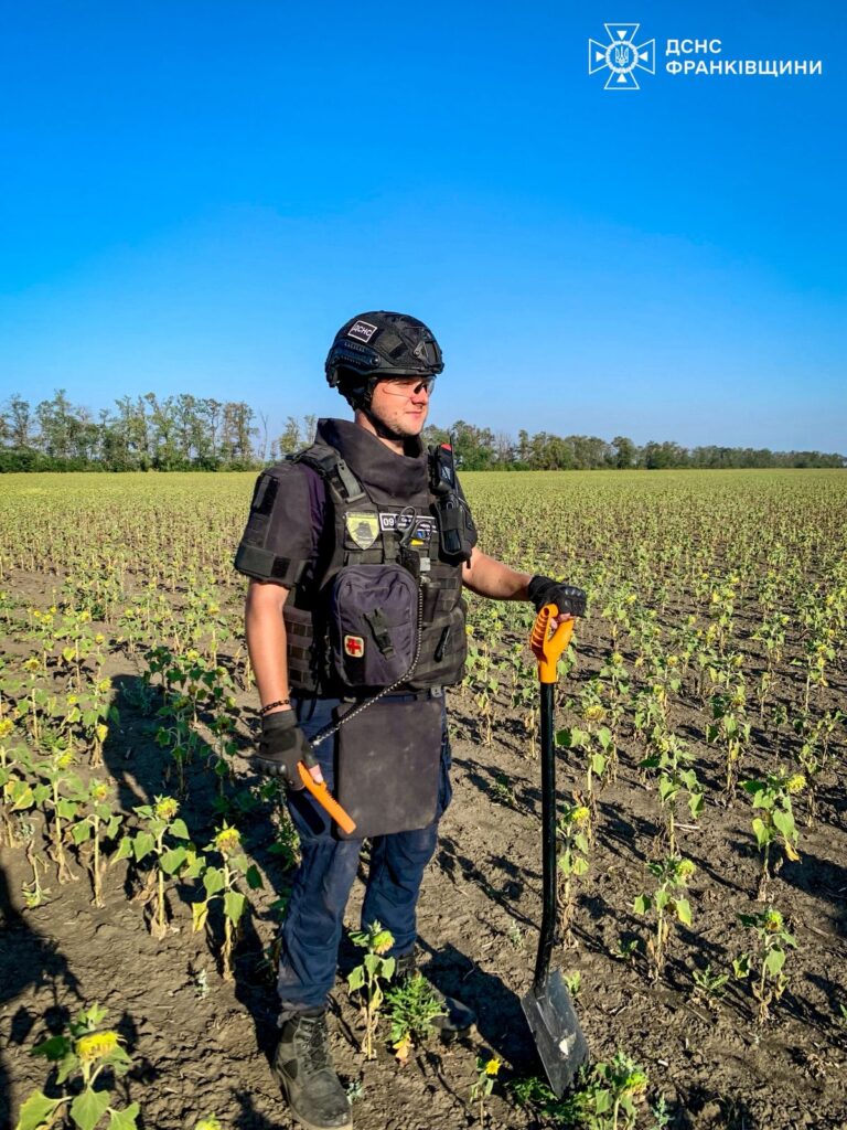 Рятувальник у полі з саперним обладнанням