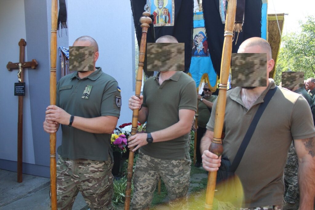 Військові з прапорами на вуличному заході