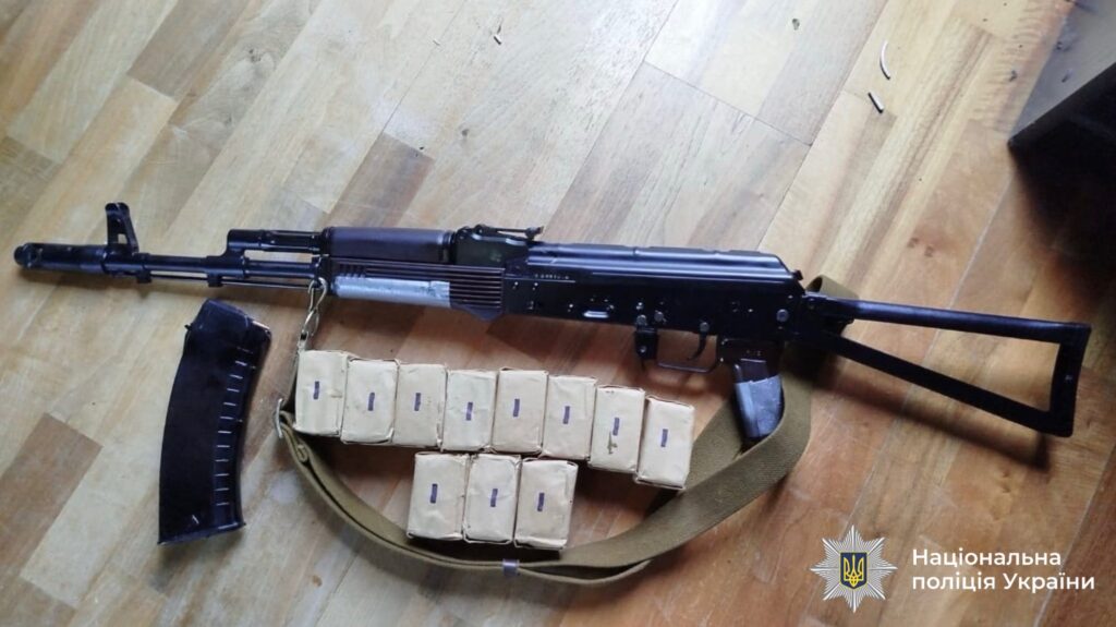 Автомат і патрони на дерев'яній підлозі.