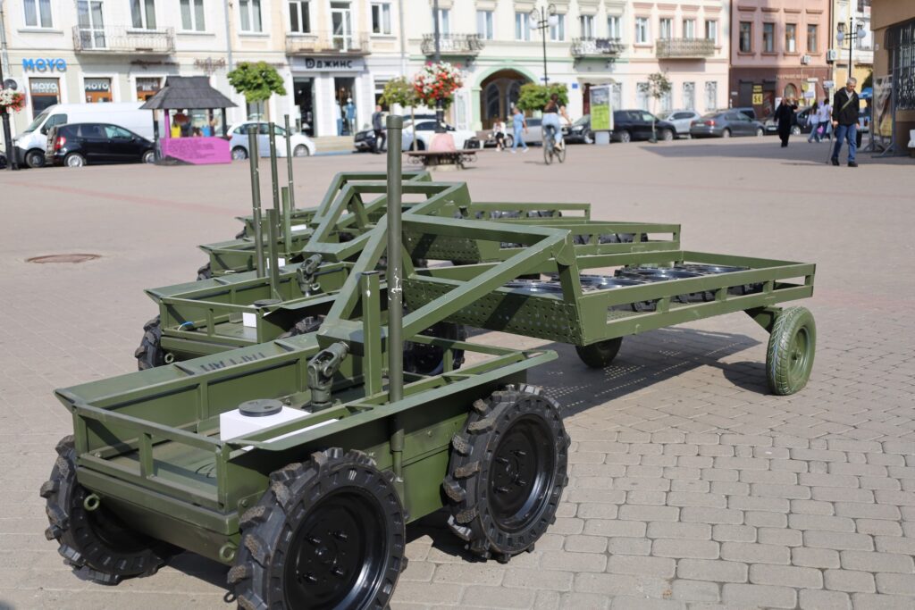 Зелені металеві конструкції на міській площі