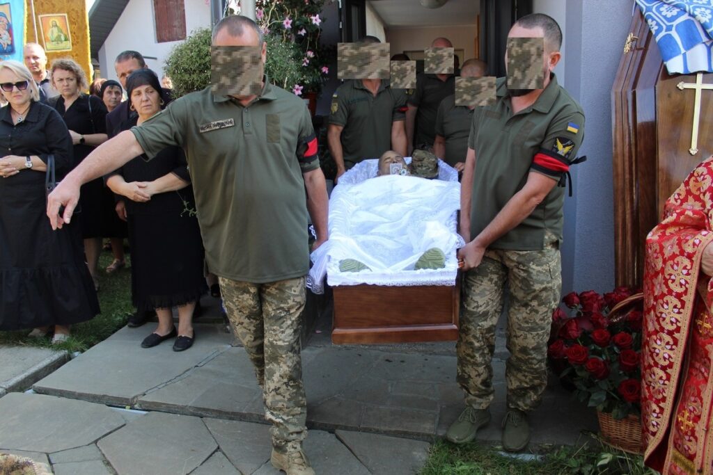 Прощання з воїном, військові несуть труну на похороні