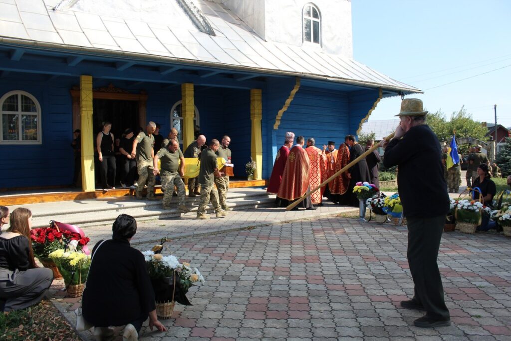 Похоронна церемонія біля церкви
