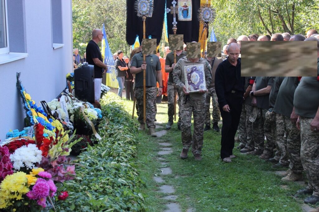 Військова процесія з квітами та іконами