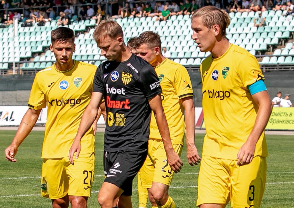 Футболісти на полі під час матчу