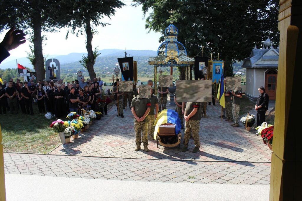 Похоронна процесія з військовими і прапором України