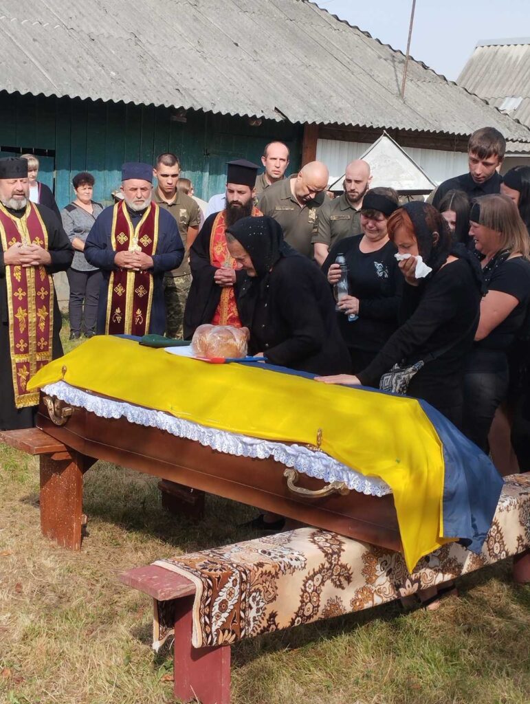 Похоронна процесія з українським прапором.