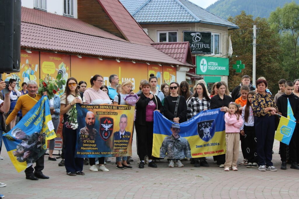 Вшанування пам'яті полеглих героїв з прапорами.