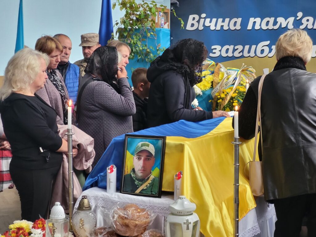 Прощання з загиблим військовим, люди скорблять.