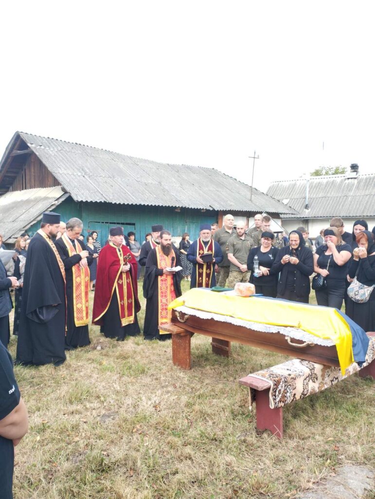 Церемонія прощання зі священиками на подвір'ї