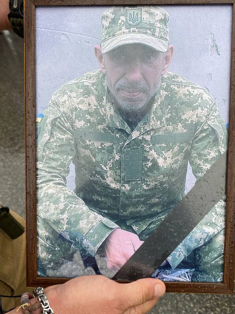 Портрет чоловіка у військовій формі.
