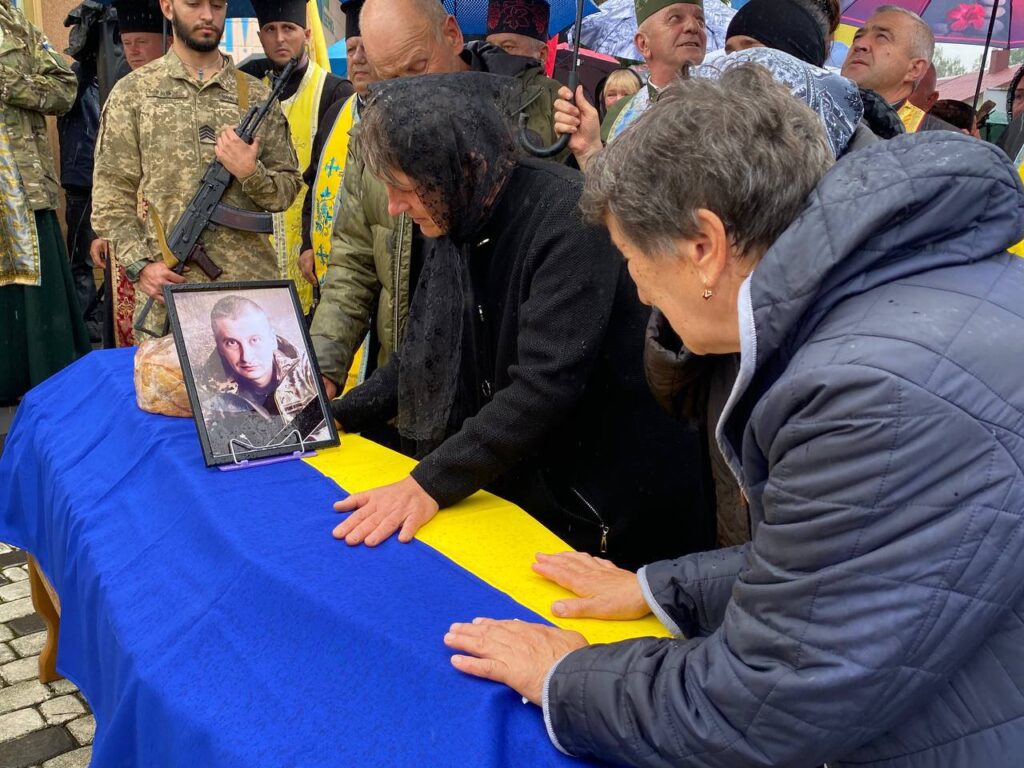 Прощання з полеглим військовим, церемонія з прапором.
