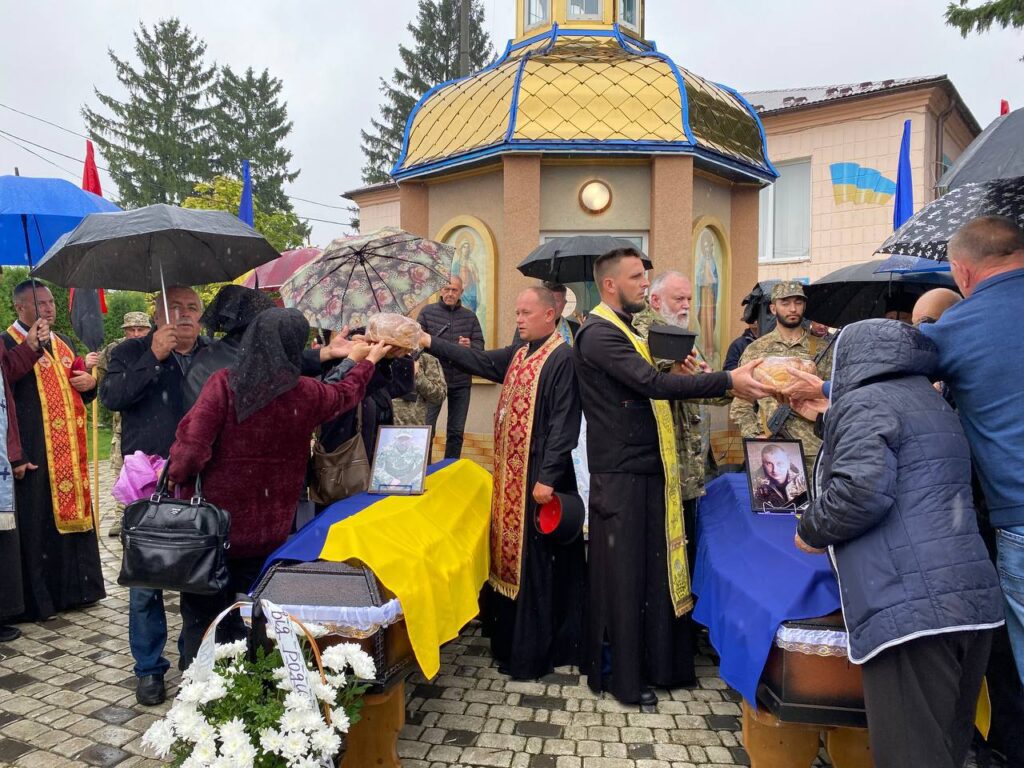 Церемонія прощання з військовими під дощем.