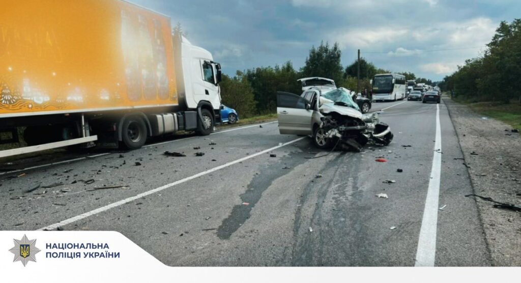 Аварія на дорозі з пошкодженими автомобілями