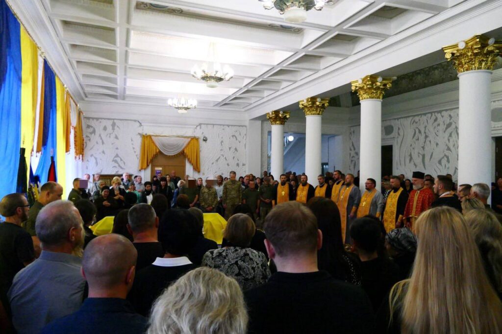 Церемонія вшанування з жовто-синім прапором України.