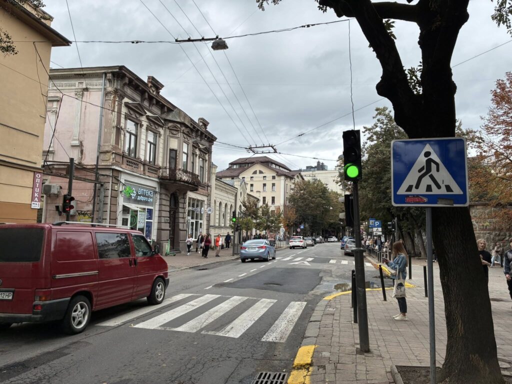 Вуличний перехрестя з пішохідним переходом і світлофором.