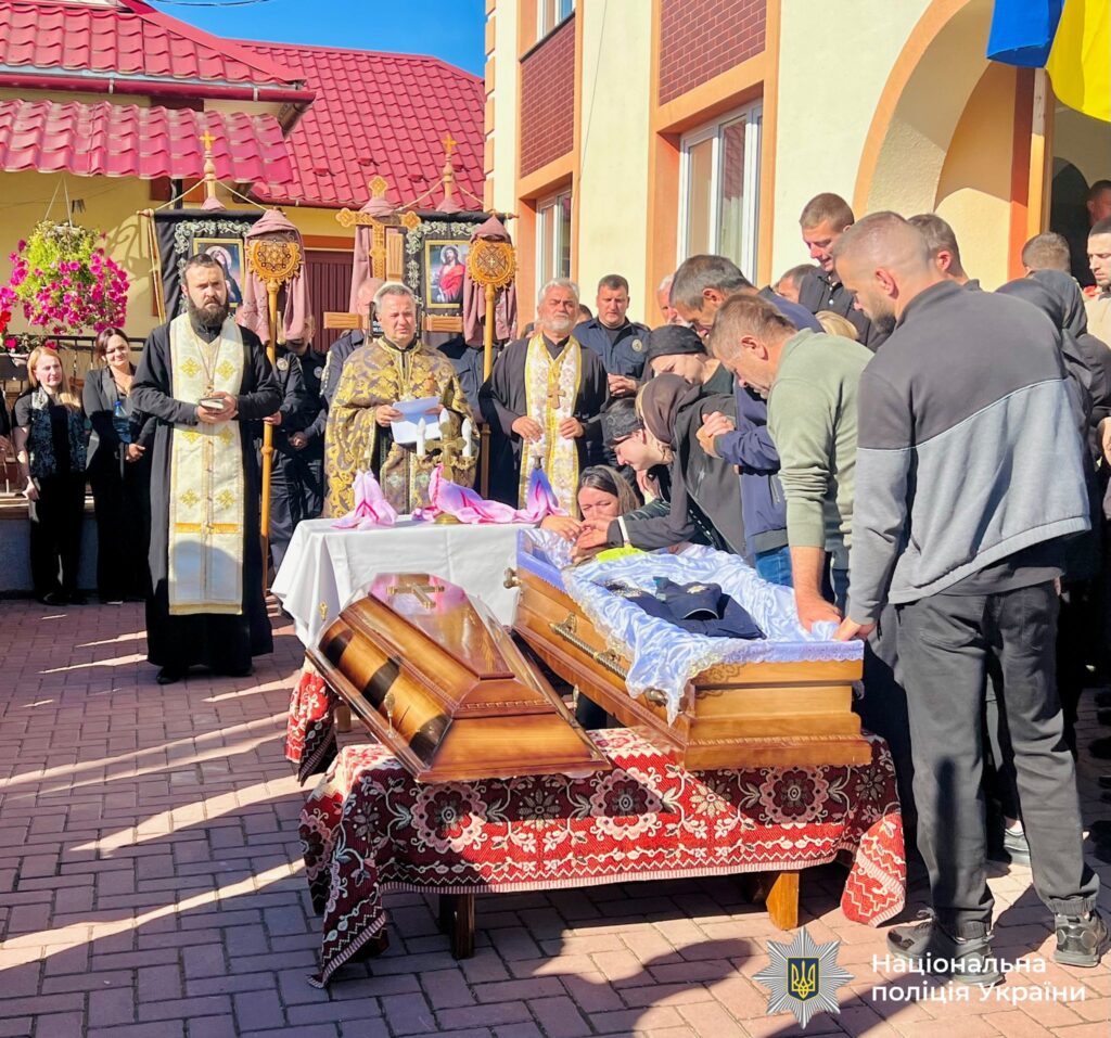 Похоронна церемонія з участю священика і людей.