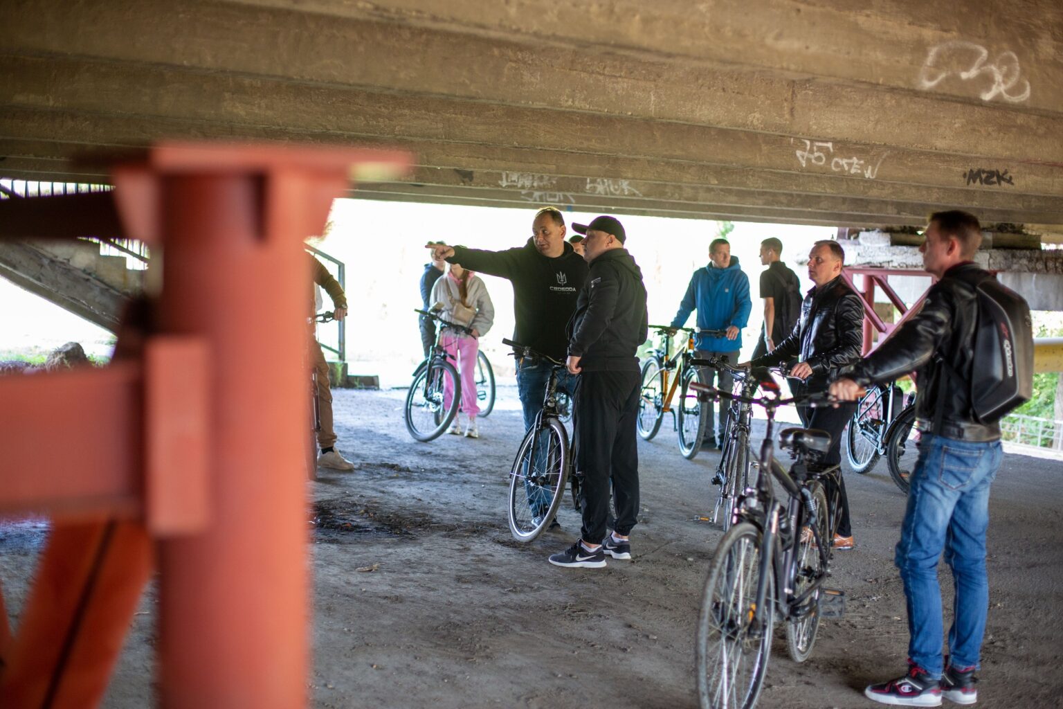 Марцінків з чиновниками проінспектували ремонт старого пасічнянського мосту. ФОТО