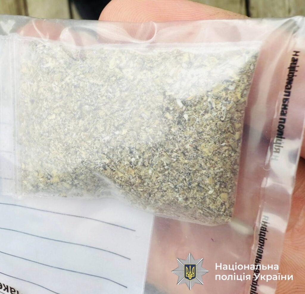 Пакет з наркотичною речовиною від поліції України.