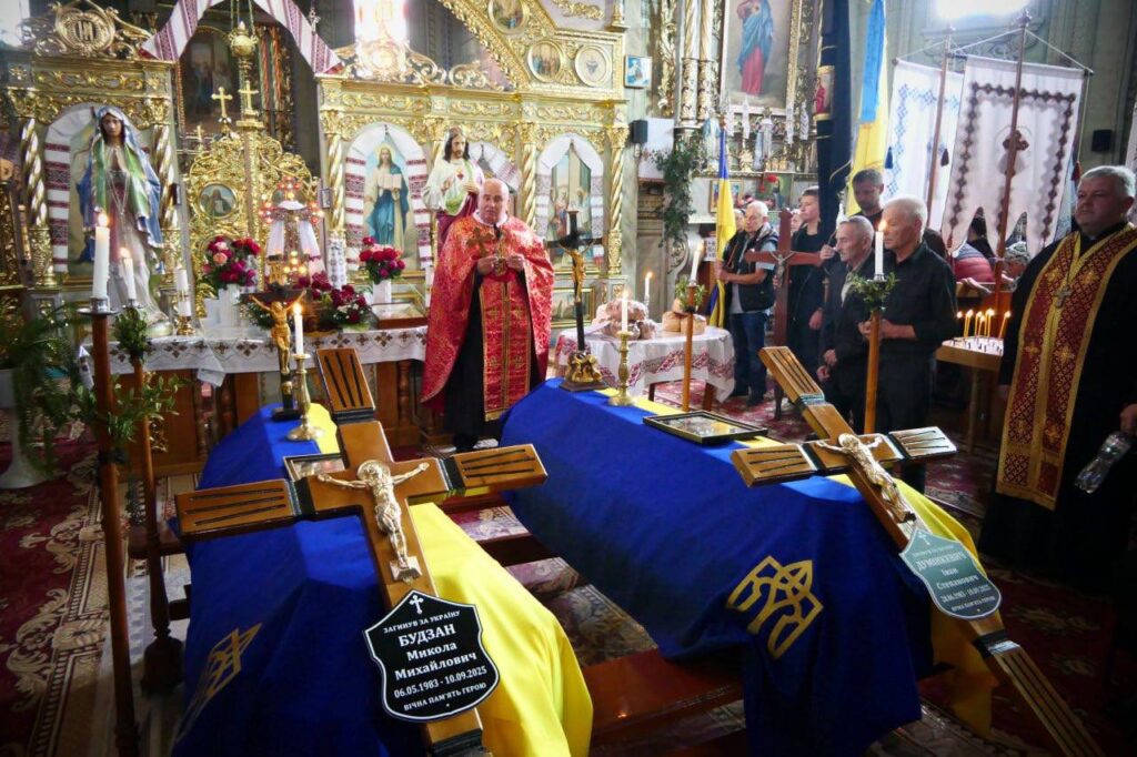 Церемонія вшанування полеглих героїв в церкві