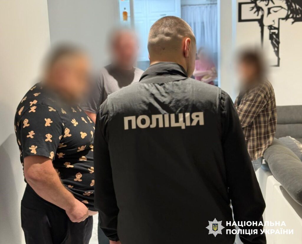 Поліція проводить обшук у житлових приміщеннях.