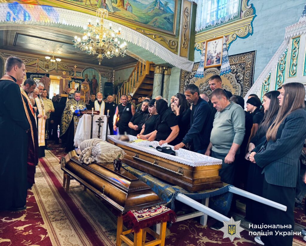 Похоронна церемонія в церкві з родиною і священниками.