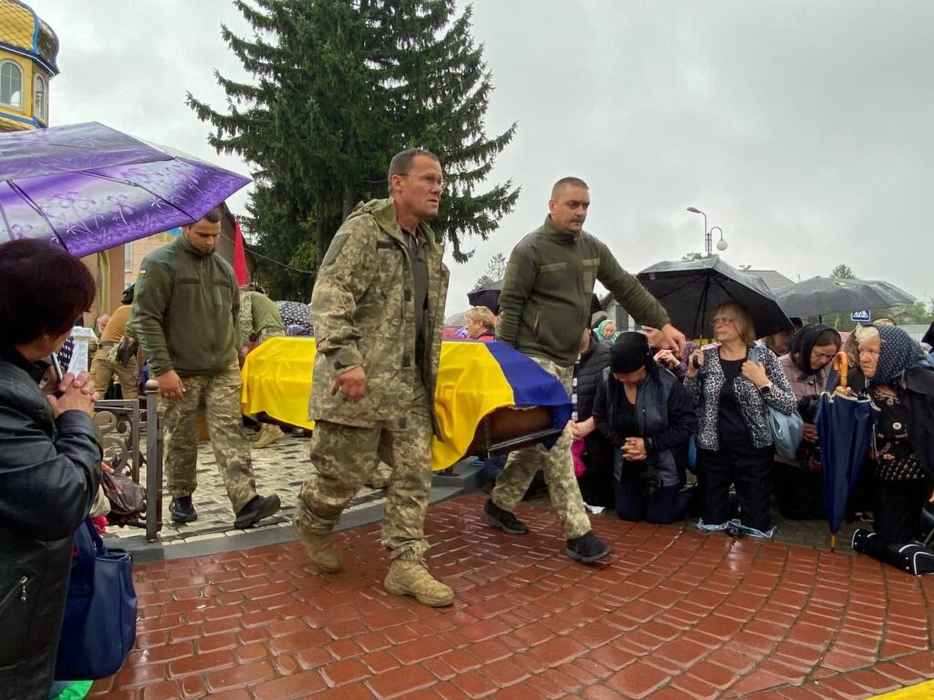 Церемонія прощання з загиблим під дощем