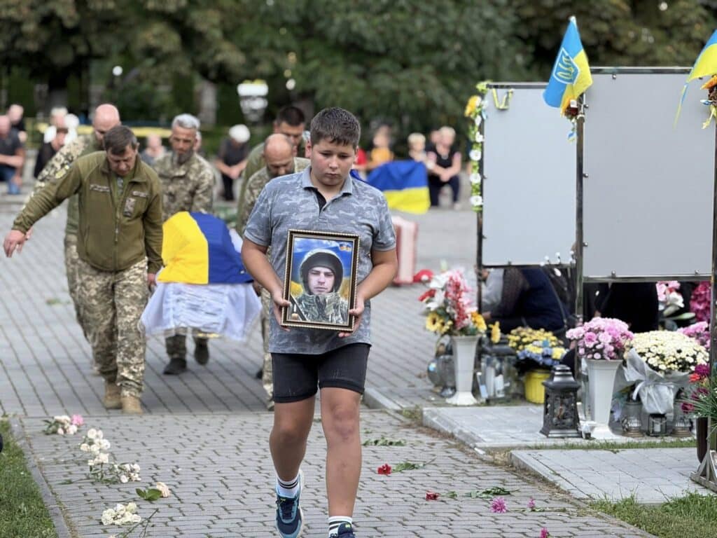 Церемонія прощання з військовим героєм України.
