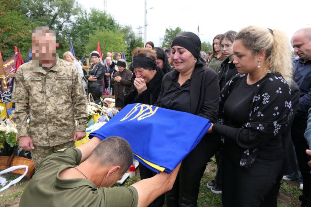 Церемонія прощання з національним прапором України.