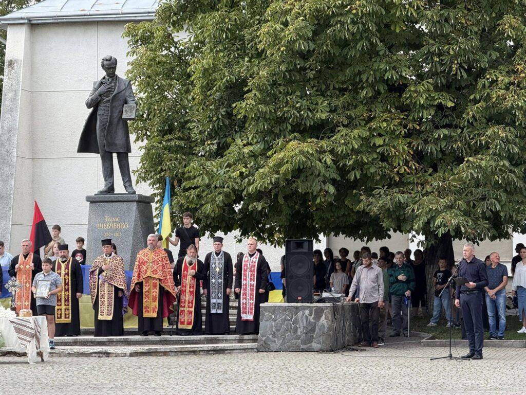Церемонія біля пам'ятника Тарасу Шевченку, люди в рясах.