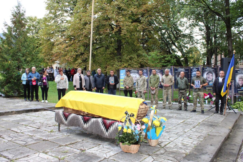 Люди на церемонії прощання з військовим
