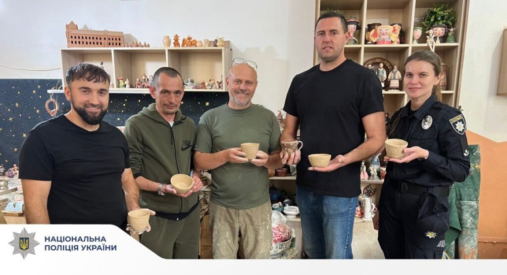 Люди з глиняними чашками в майстерні Полтави.
