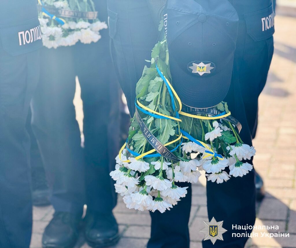 Поліцейські з квітами та капелюхом України