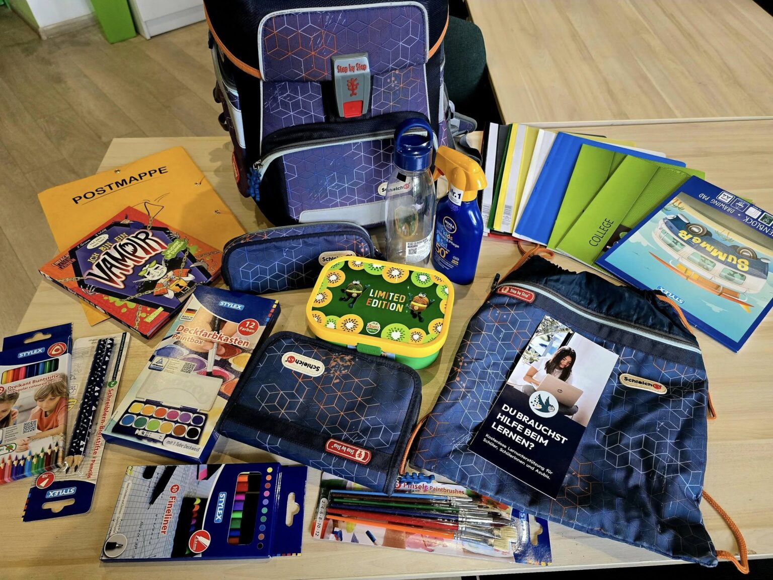 У Франківську дітям захисників вручили шкільні рюкзаки з усім необхідним приладдям. ФОТО