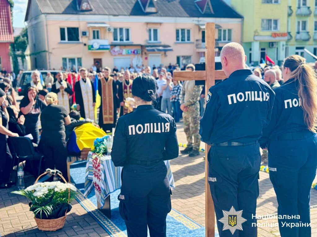 Похоронна процесія з поліцією в Україні
