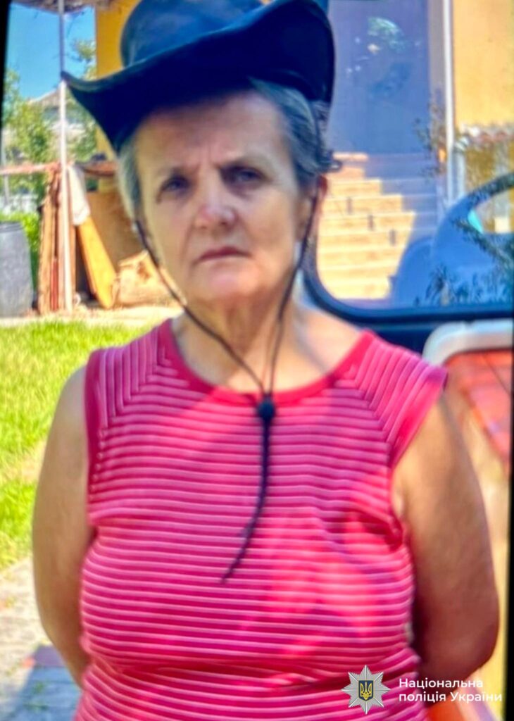 Жінка у капелюсі на вулиці