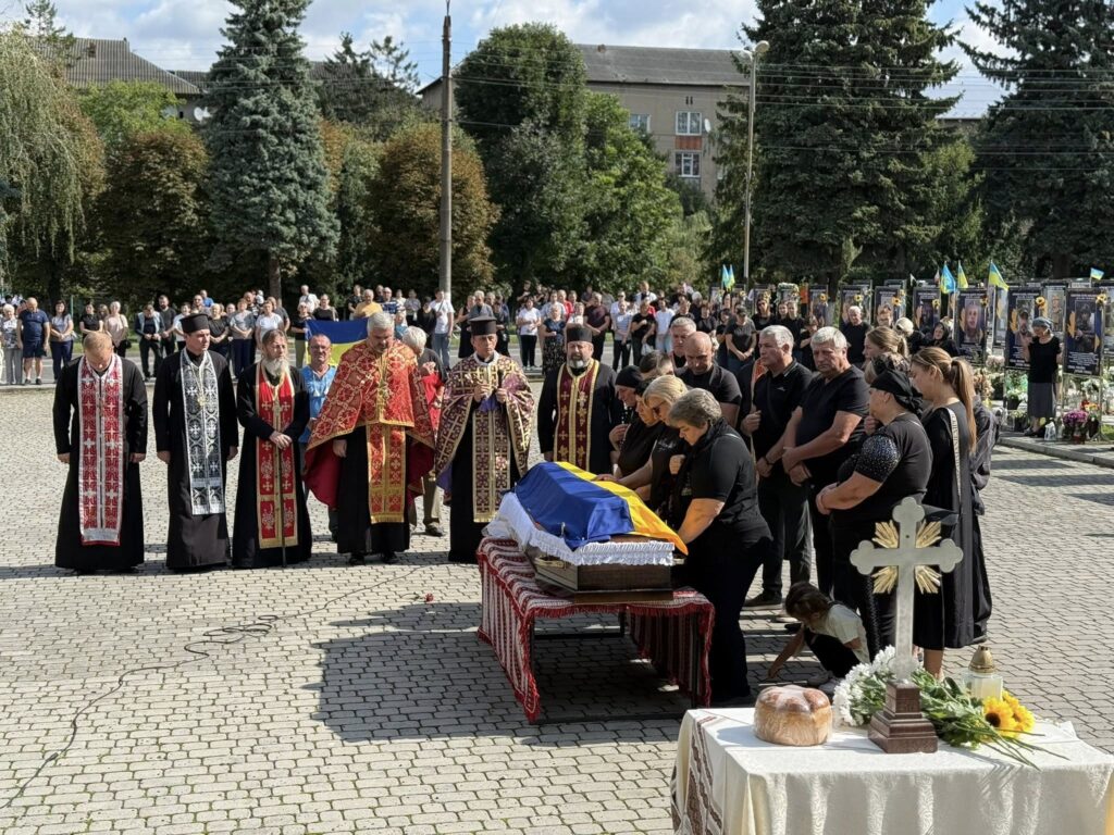 Церемонія прощання з військовим на вулиці