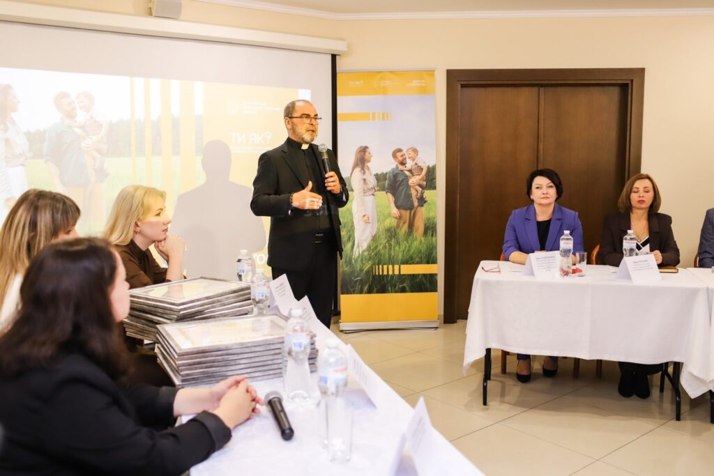 Чоловік виступає на конференції з мікрофоном