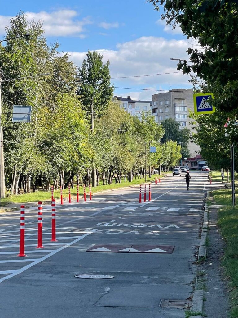 Пішохідний перехід біля школи на вулиці
