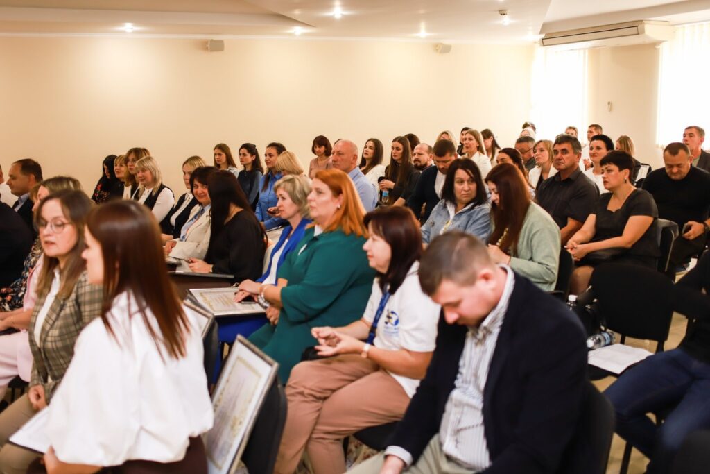 Учасники конференції сидять у залі
