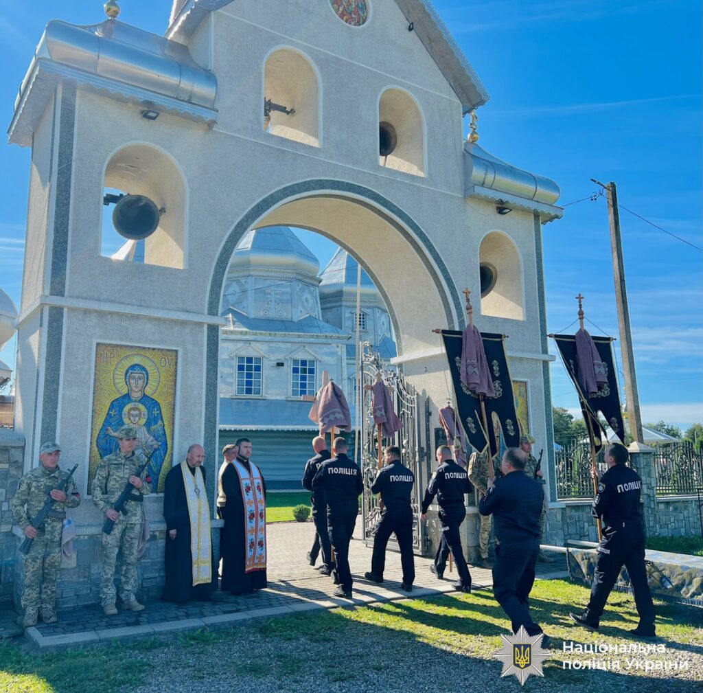 Поліція та священники біля церкви, процесія йде