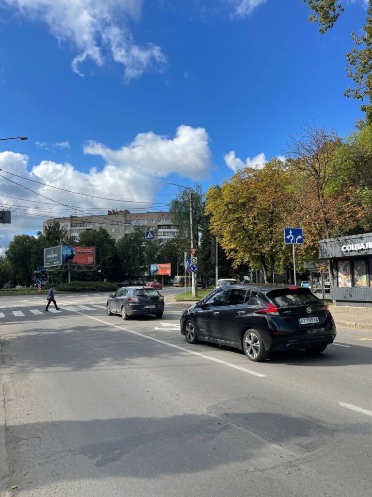 Машини на вулиці з пішохідним переходом.