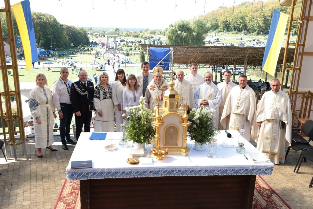 Церковна служба з групою людей на тлі.