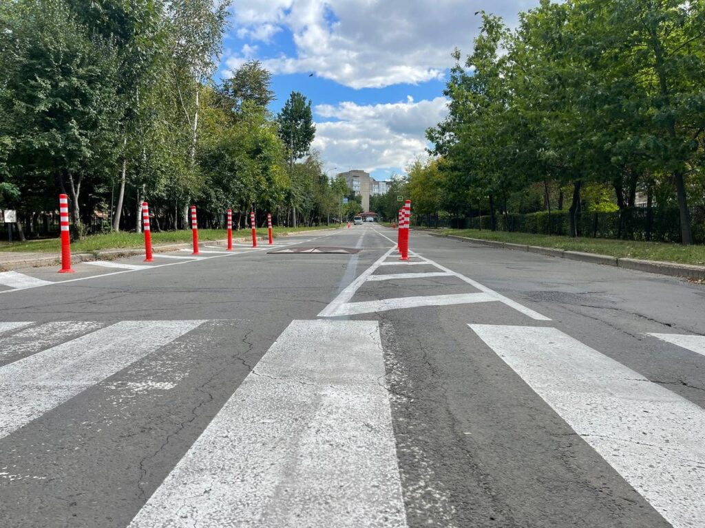 Дорожня розмітка та стовпчики на вулиці
