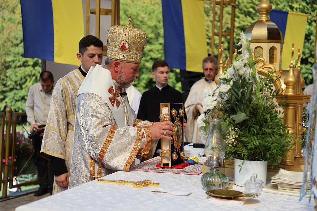 Релігійна церемонія з духовенством на відкритому повітрі.